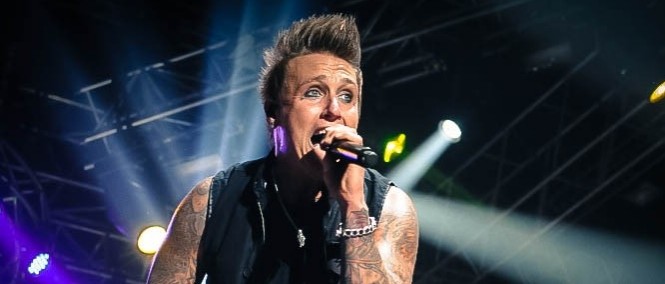 Jacoby Shaddix z Papa Roach ztratil pas. Dostal se na kolumbijský koncert?