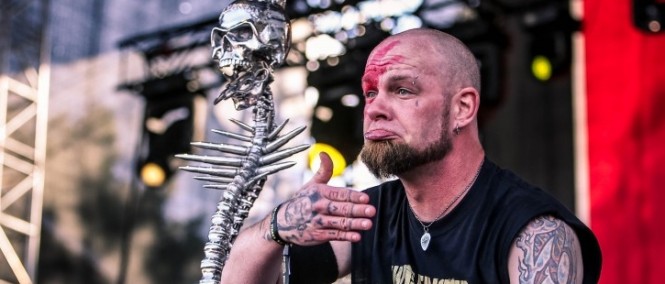 Five Finger Death Punch: kapela zahraje v Praze, Ivan zase zlobí. Dokončí celé turné?