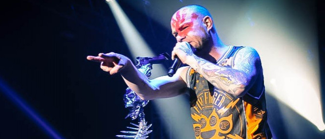 Five Finger Death Punch znovu na stagei. Zvládl Moody svůj problém?
