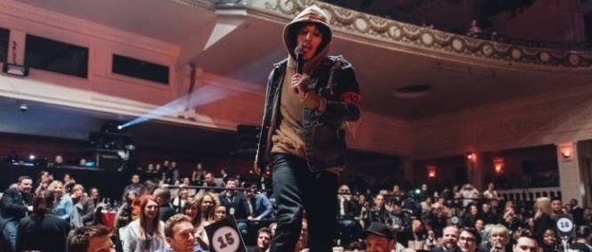 Oli z Bring Me The Horizon řádil. Na předávání cen NME zrakvil stůl Coldplay