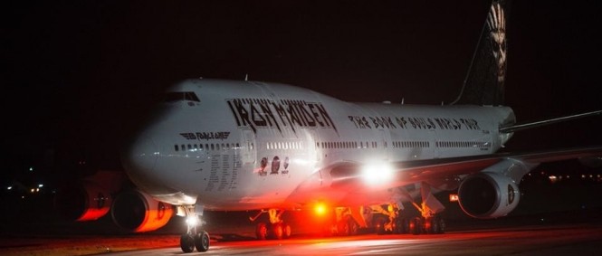 Bruce Dickinson za kniplem - Air Force Ed přistává!