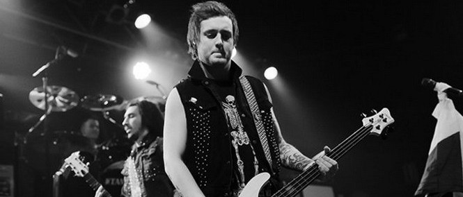 Basák Asking Alexandria Sam Bettley se rozsekal v dodávce