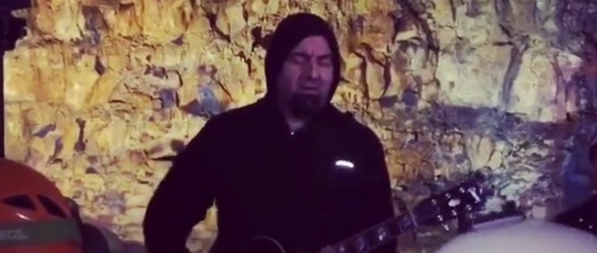 Koncert v jícnu sopky? Pro China z Deftones není nic nemožné