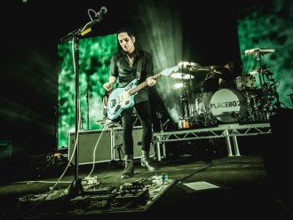 Nová nebo stará? Placebo po letech přetvořili kultovní singl a výročí oslaví i v Praze