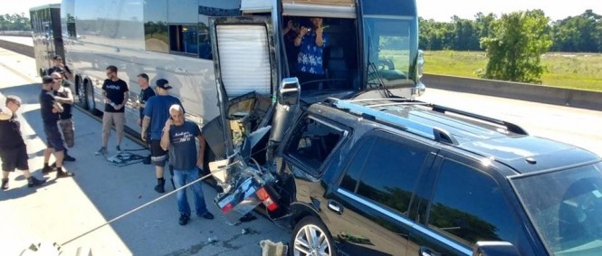 Tourbus Mushroomhead se připletl k bouračce