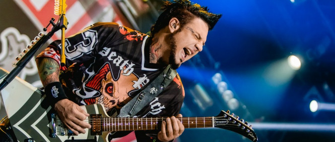 Potvrzeno! Five Finger Death Punch opustil kytarista Jason Hook