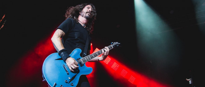 Dave Grohl nezahálí. Zahrál si s Mickem Jaggerem, chystá knihu a dokument