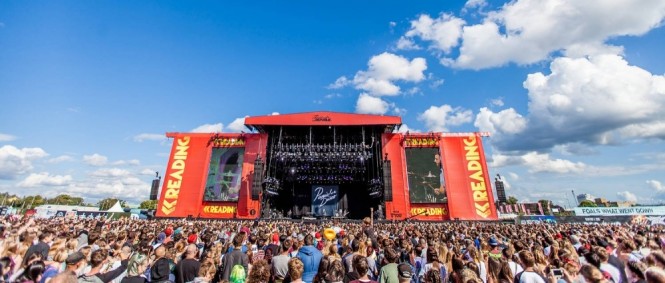 Za nevysvětlitelných okolností byl na festivalu v Readingu nalezen mrtvý člověk