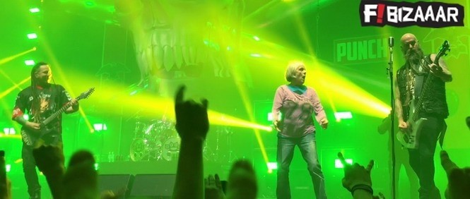 Na věku nezáleží! S Five Finger Death Punch si přímo na pódiu zapařila babička