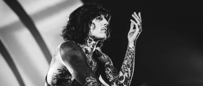 Oli Sykes pomáhá dětem ke vzdělání