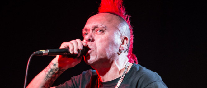 Frontman The Exploited zkolaboval na jevišti, kapela ruší koncerty