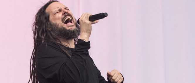 Emoce na pódiu. Jonathanu Davisovi povolily na první show od smrti manželky nervy
