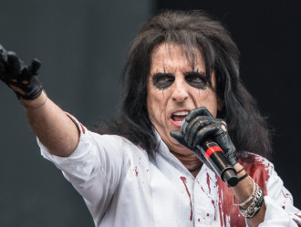 Chraňte si krční tepny! Krvelační Alice Cooper, Johnny Depp a Joe Perry totiž letos zahrají s Hollywood Vampires v Praze