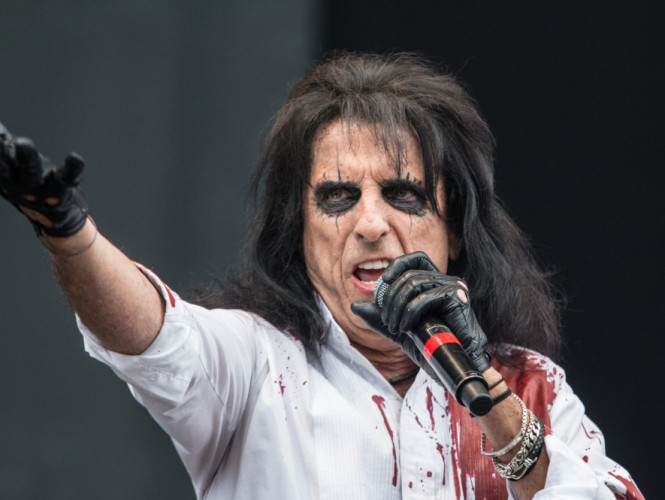 Chraňte si krční tepny! Krvelační Alice Cooper, Johnny Depp a Joe Perry totiž letos zahrají s Hollywood Vampires v Praze