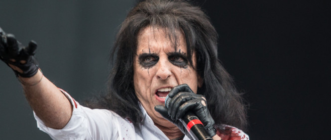Chraňte si krční tepny! Krvelační Alice Cooper, Johnny Depp a Joe Perry totiž letos zahrají s Hollywood Vampires v Praze