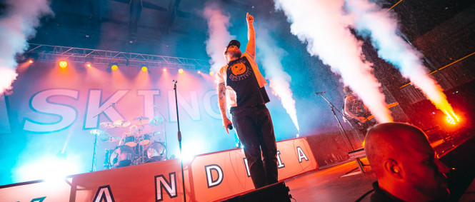 Danny Worsnop z Asking Alexandria požádal svou přítelkyni o ruku přímo na stagei