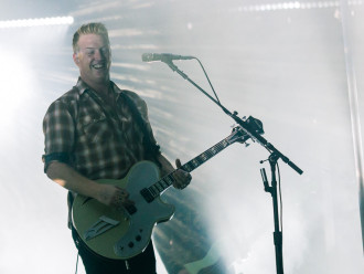 VIDEO: Kde jsou ty gotičky? Ptají se Queens of the Stone Age v novém singlu s ujetým klipem