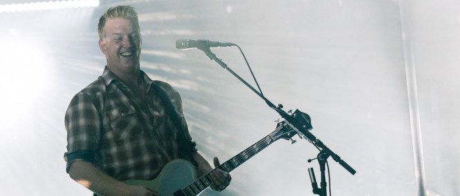 VIDEO: Kde jsou ty gotičky? Ptají se Queens of the Stone Age v novém singlu s ujetým klipem