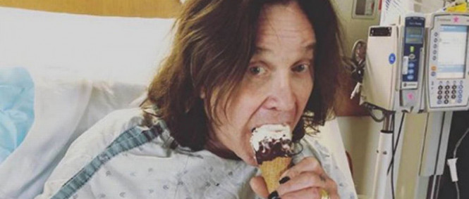 Ozzy Osbourne v nemocnici, podstoupil operaci ruky 