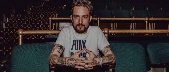 Buďte více laskaví. Frank Turner s kapelou se vrací do Prahy s novým albem
