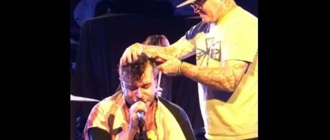 Co šíleného dělat během show na stagei? Třeba se nechat ostříhat