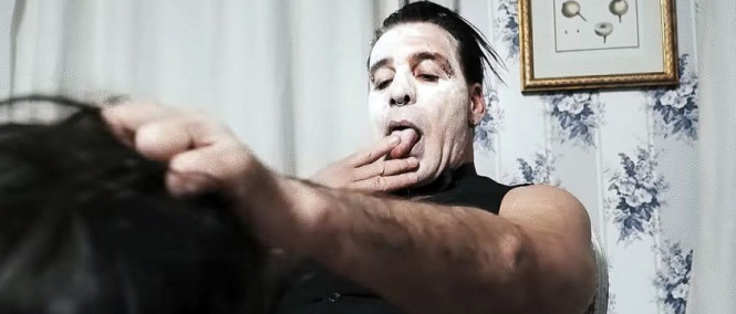 Král perverze i romantik. Till Lindemann se nezapře ani ve svých básních
