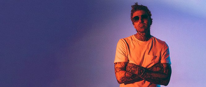 Rapper s indiánskou krví Yelawolf přiveze do Prahy country i hip hop