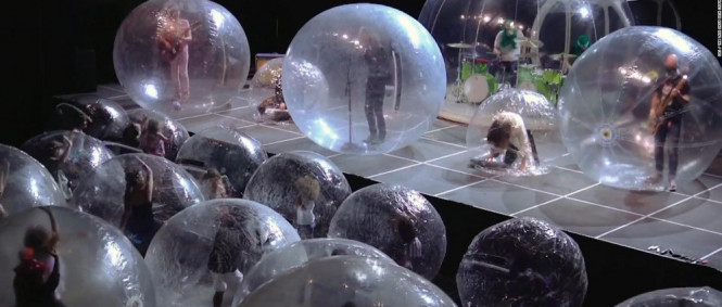 Koncert nebo zorbing? Kapela zahrála v obřích plastových koulích