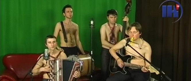 BIZÁR: Rammstein ve spárech ukrajinských sedláků