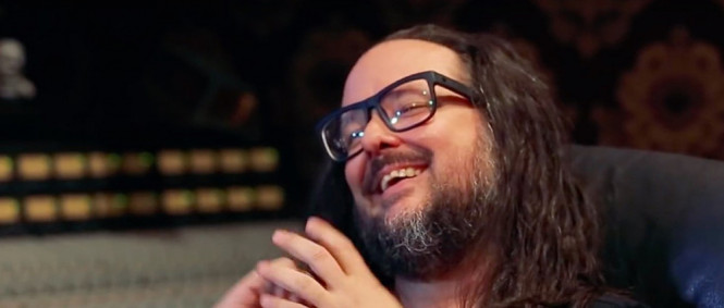 Jonathan Davis kreslí levačkou logo Korn