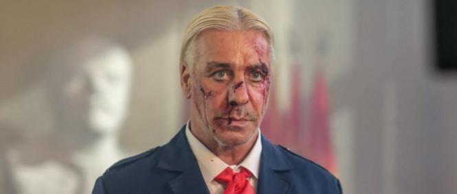 Když Lindemann básní: „Miluji život, ale život mě nemiluje, kope mě do koulí, tluče mě do obličeje.