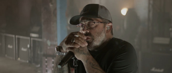 Zpěvák Staind (už zase) vyfáknul fanoušky. Koncert kvůli hluku nedohrál