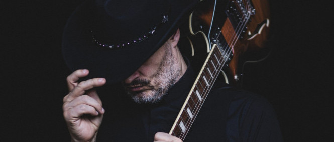 Frontman Insanie vypouští první kus ze svého dark country projektu Poly Noir