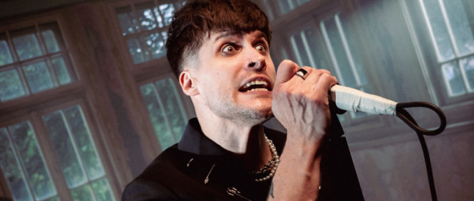 Zpěvák John Wolfhooker to rozjel sólově. Přivítejte Mønødream