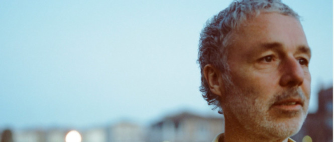 Divnej, stylovej a neodolatelnej. Baxter Dury přijede poprvé do Prahy
