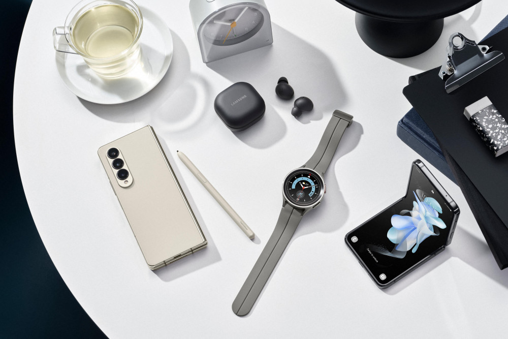 _zfold4_beige_spen_zflip4_graphite_watch5pro_graytitanium_buds2pro_graphite_LI